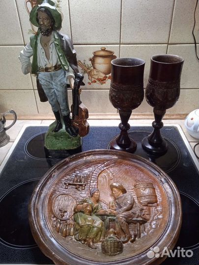 Старинная статуэтка и панно