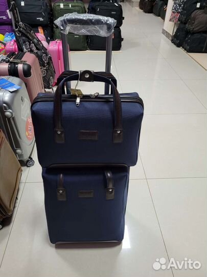Чемодан на колесах с бьютикейсом