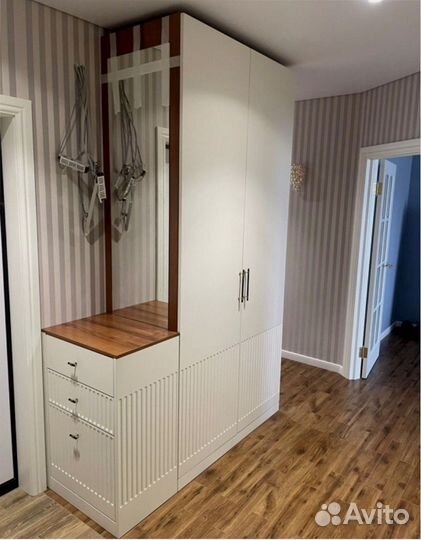 Шкаф на заказ яркого цвета