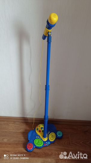 Стойка с микрофоном, огоньками и хлопками