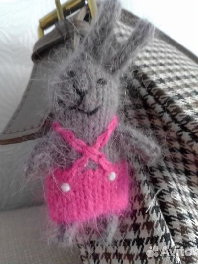 Зайчик вязаный брелок, игрушка