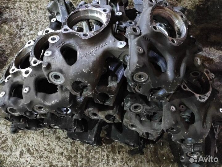 Кулак поворотный передний правый Ауди