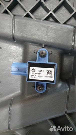 Стеклоподъемник правый Volkswagen Scirocco 137