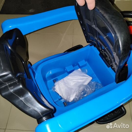 Машина каталка толокар с ручкой. Забронировано