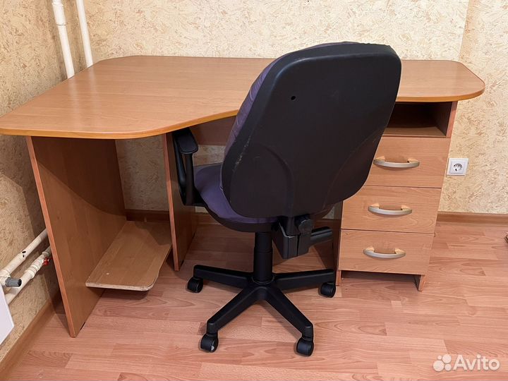 Компьютерный стол и кресло