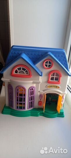 Кукольный домик с мебелью и куклами