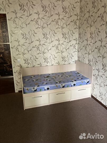 Детская кровать с бортиком и матрасом