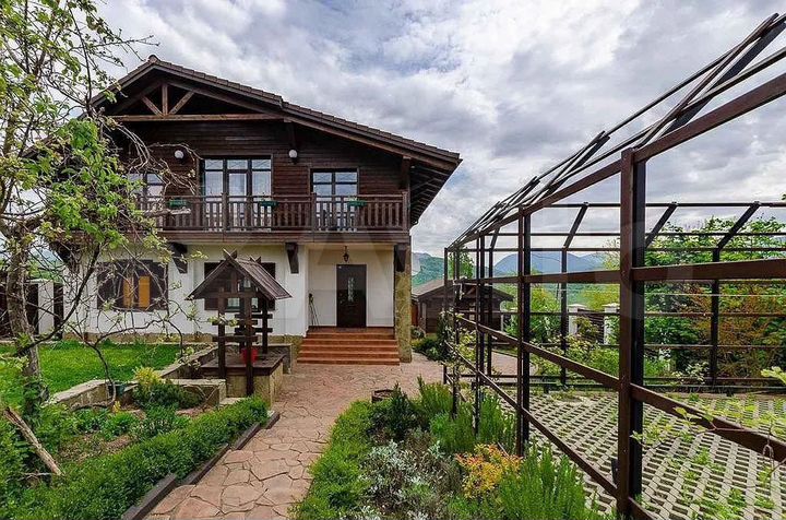 Дом 302 м² на участке 12 сот.