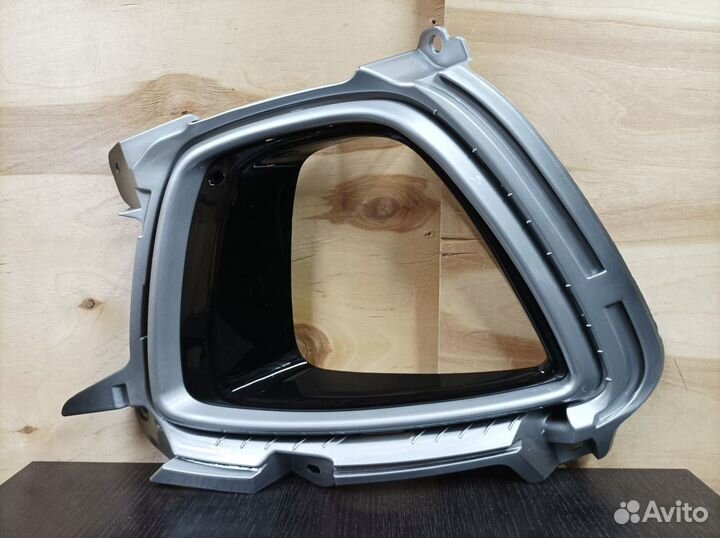 Окантовка противотуманной фары правая Sorento Prim