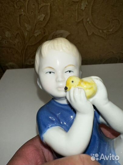 Фарфоровая статуэтка мальчик С утенком