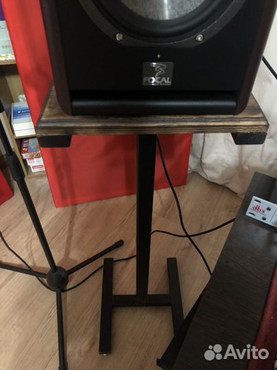 Стойки для студийных мониторов