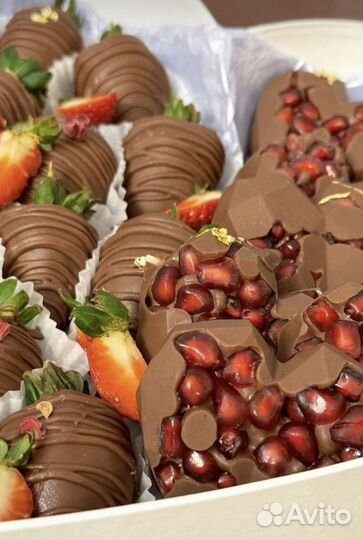 Клубника, гранат, банан в шоколаде