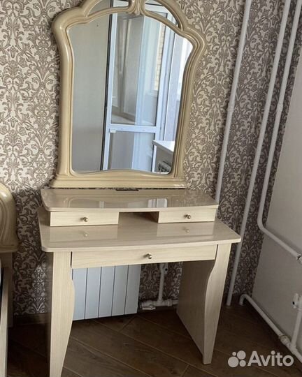 Кровать, прикроватная тумба, трюмо