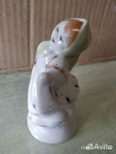 Статуэтка фарфоровая 