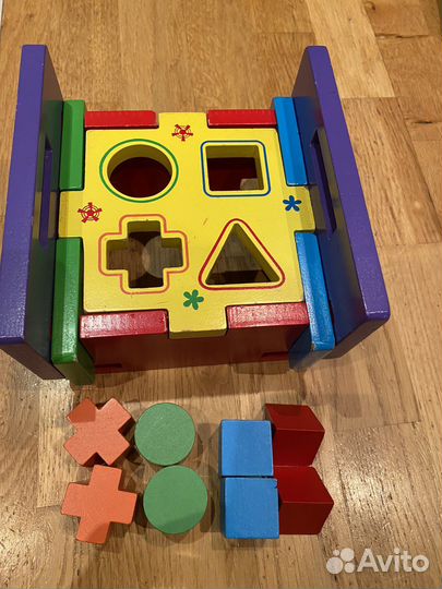 Развивающие игрушки : музыкальный сортер-домик