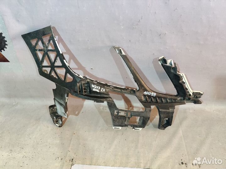 Мерседес W212 AMG 2009- Крепление бампера правое