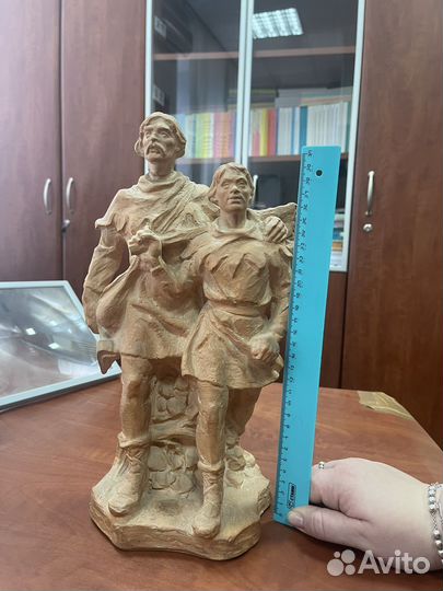 Старинная статуэтка