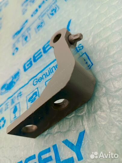 Петля задней двери нижняя Л Geely Monjaro