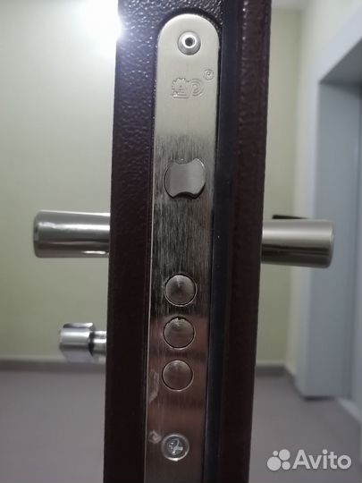 Дверь входная металлическая от застройщика