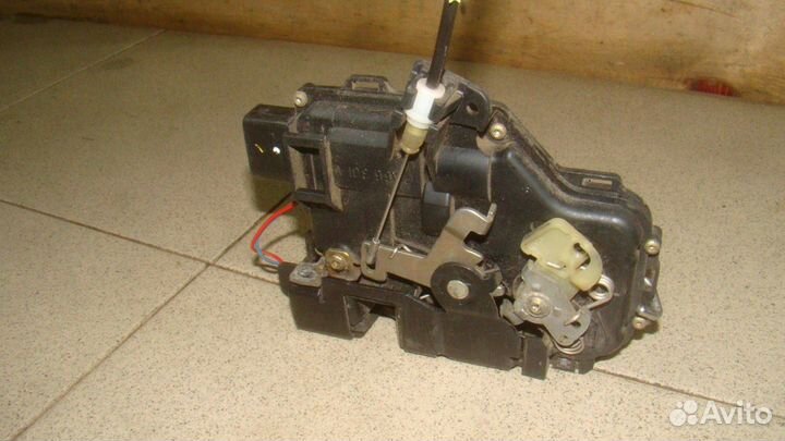 Замок двери передней правой Audi A6 (C5)