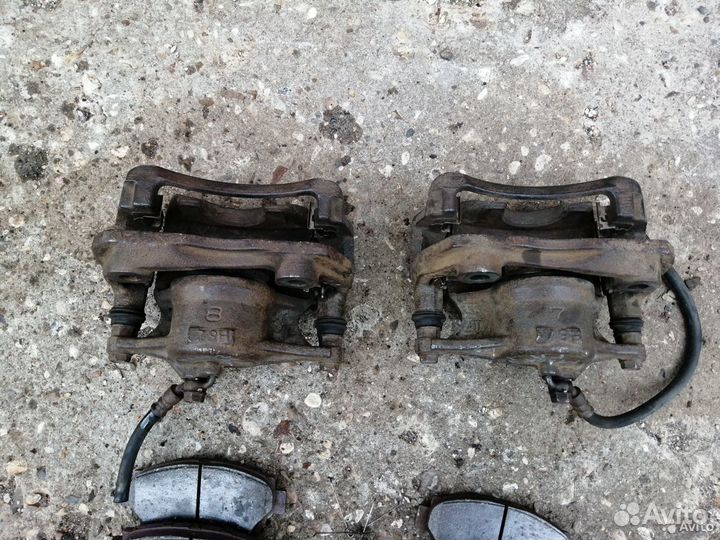 Суппорт тормозной передний Toyota Mark 2 100