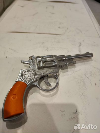 Игрушка пистолет - револьвер под пистоны