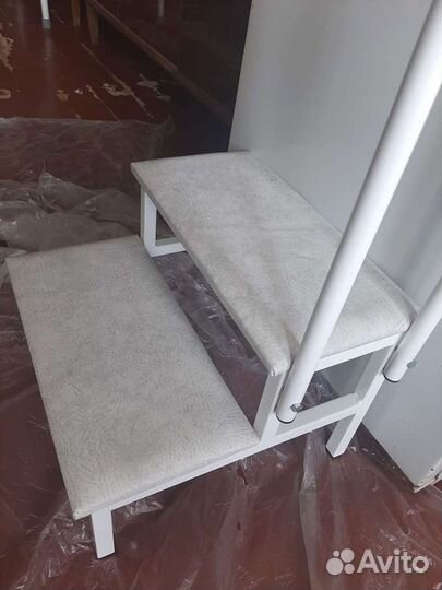 Ступень с поручнем для ванной комнаты