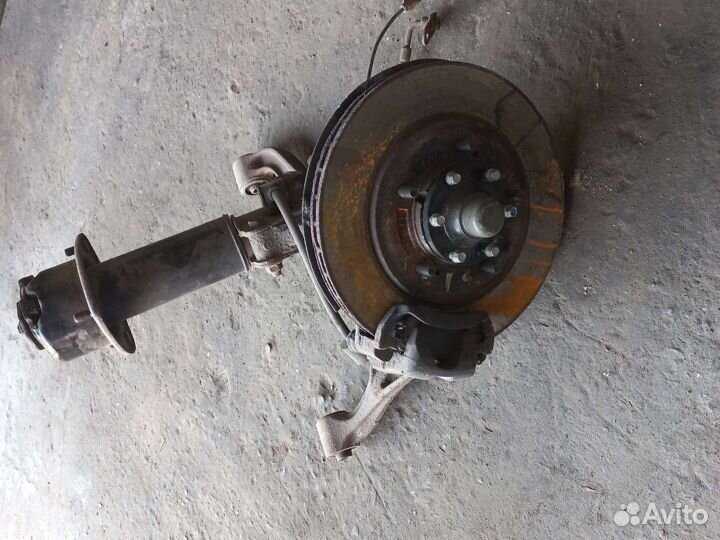 Suzuki grand vitara пр передний кулак 00-05 год