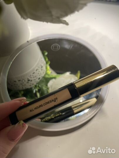 Консилер Yves Saint Laurent светлый