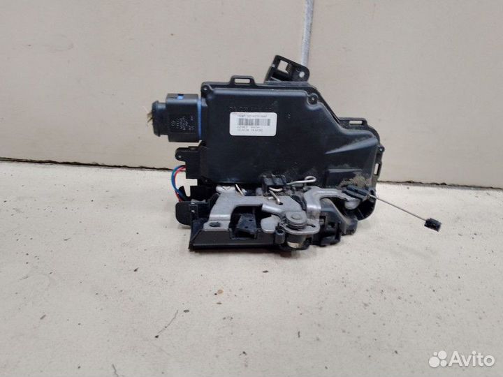 Замок двери передней левой