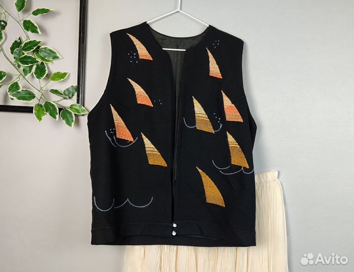 Шерстяной жилет с вышивкой. Винтаж р.48