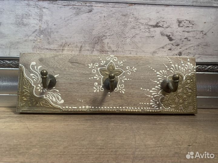 Вешалка на три крючка. Новая