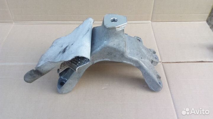 Опора двигателя правая Audi A4 A5 2.0 TD