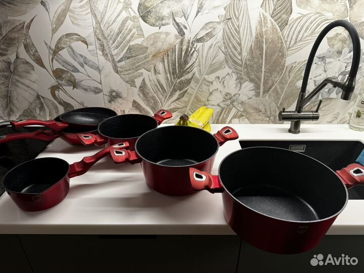 Набор посуды красный