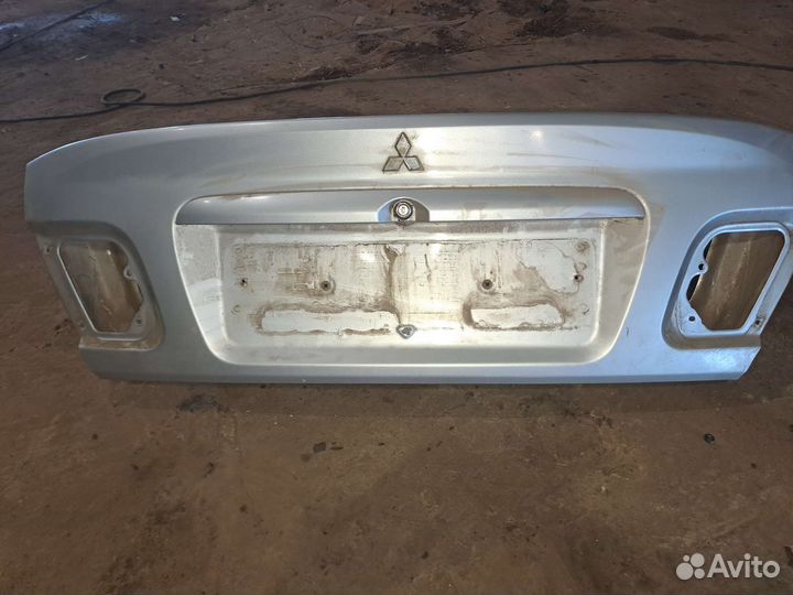 Крышка багажника Mitsubishi Carisma