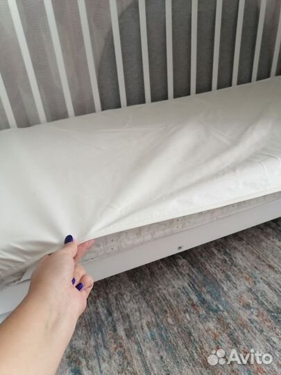 Детская кроватка с маятником и ящиком