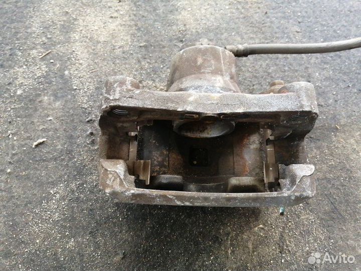 Суппорт передний правый Nissan Lafesta B30 MR20