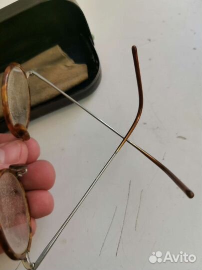 Старинные очки в футляре