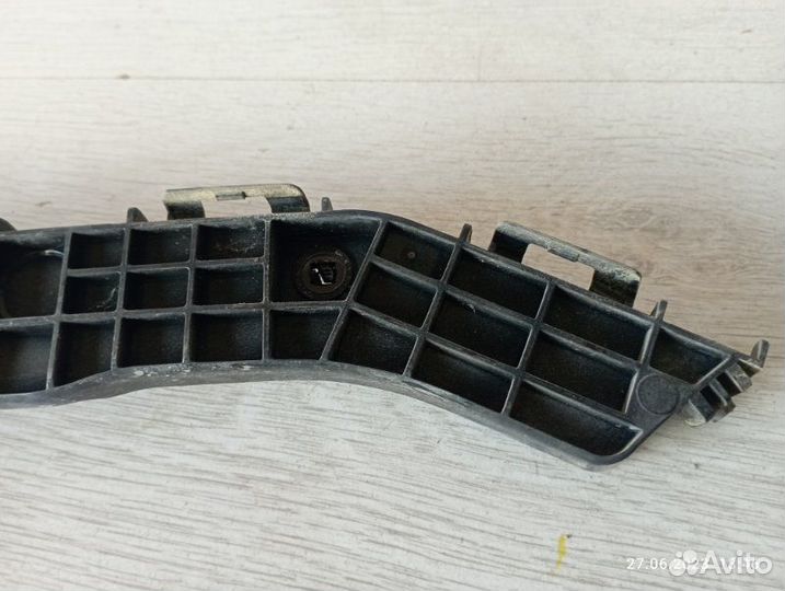 Крепление бампера заднее правое Lexus Rx350 2010