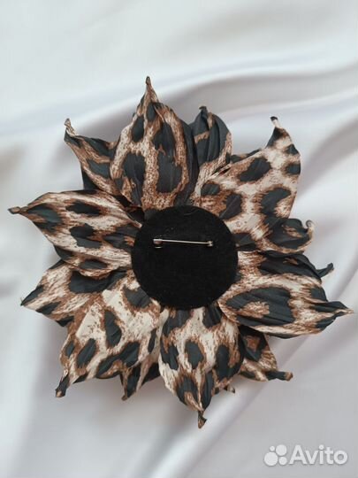 Брошь-цветок из шёлка леопардовый принт 18-19 см