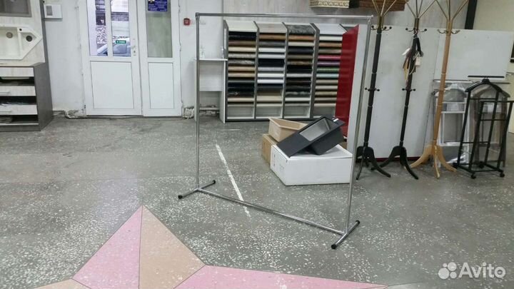 Вешалка трубная для вещей