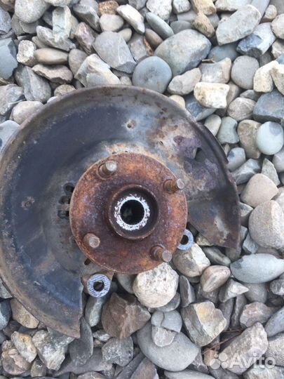 Toyota funcargo кулак поворотный левый