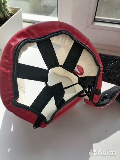 Спортивный шлем и перчатки