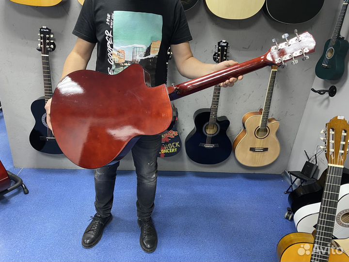 Акустическая полноразмерная гитара