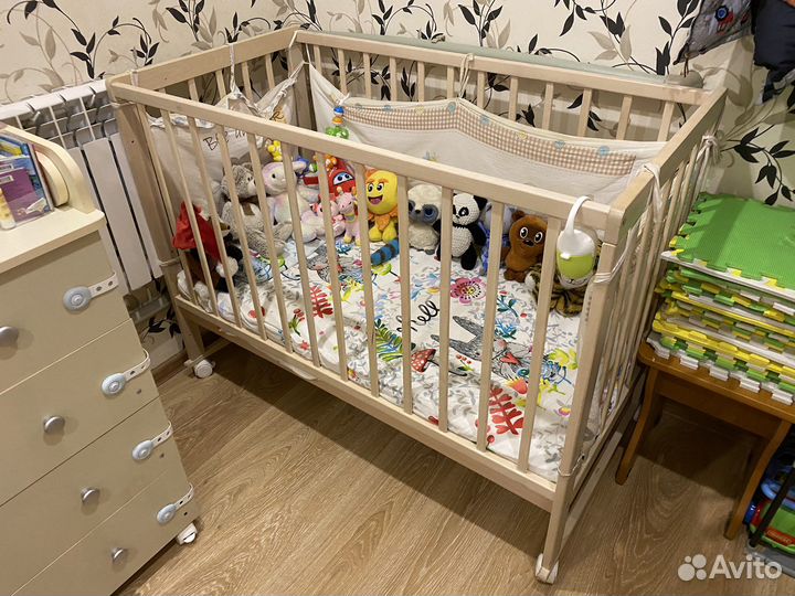 Детская кровать с мобилем, матрасом, бортиками