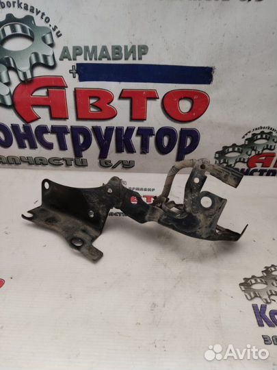 Крепление помпы инвертора Toyota Prius хэтчбек III