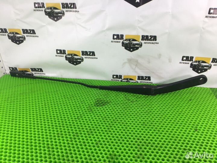 Поводок стеклоочистителя передний правый R Audi A6