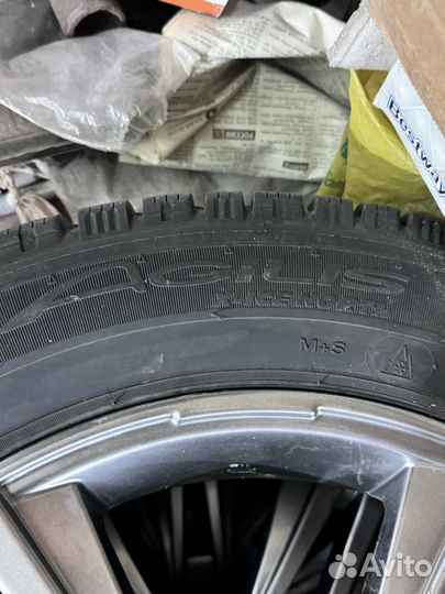 Michelin Agilis X-Ice North 215/60 R17