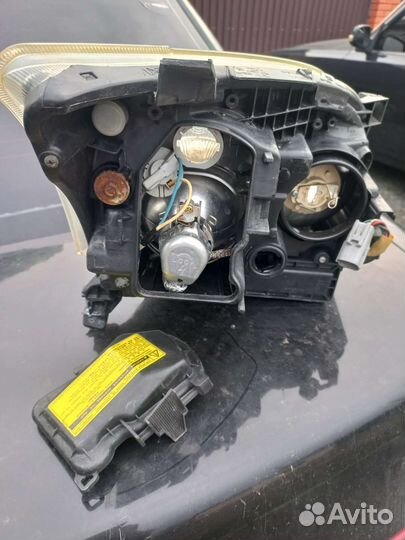 Фары Тойота Авенсис Т250