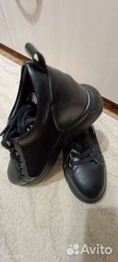 Женские кроссовки на скрытой платформе